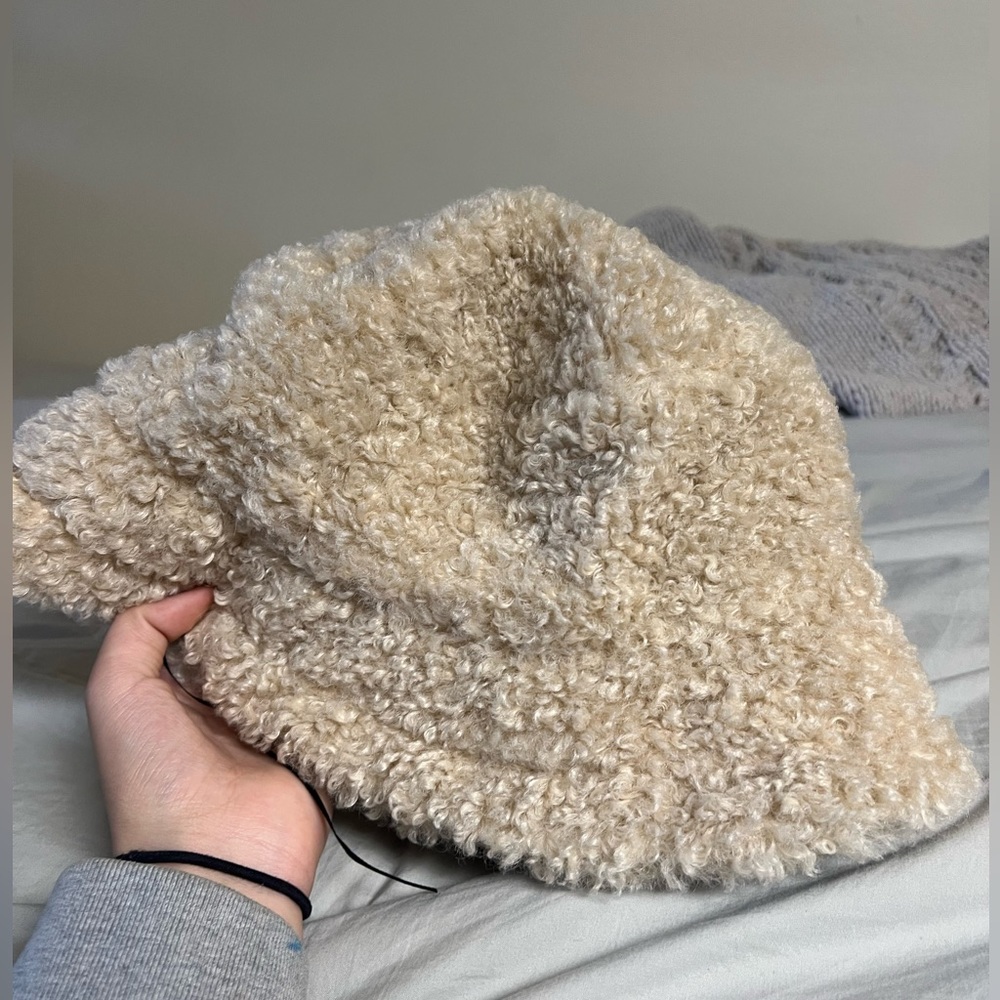 URBAN OUTFITTERS sherpa bucket hat 👒